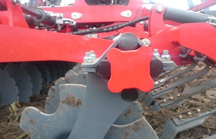 FENIX 3000-4 Talerze uprawowe zabezpieczone poprzez amortyzatory gumowe